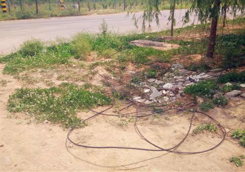 記者前往現(xiàn)場采訪時，落地電纜仍未修正